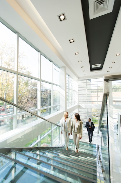 Photo multiethnic people walking in the office