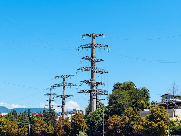 街中の多面的な送電鉄塔