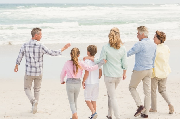 Multigeneratiefamilie die door de kust loopt