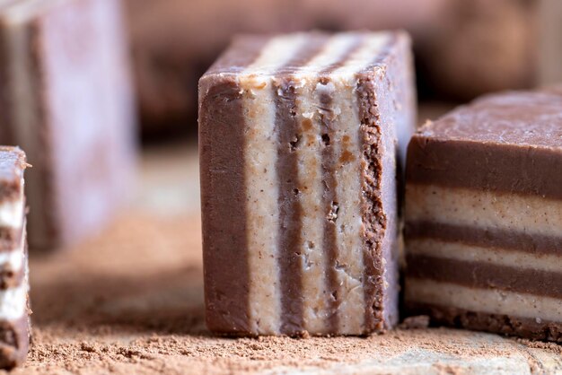 生クリームとチョコレートの層でできた多層スイーツ