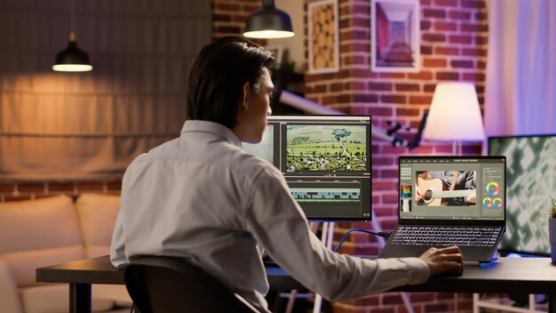 Foto montaggio video multimediale con effetti sonori e visivi, gradiente creativo con colore per la produzione di film. sviluppo di filmati con software di editor per contenuti freelance.