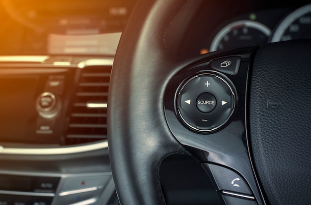 Мультимедийная кнопка на многофункциональном руле в автомобиле класса люкс.