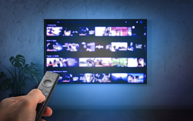 멀티미디어 스트리밍 개념 손으로 리모컨을 들고 있는 TV 온라인 텔레비전 스트리밍 비디오 VoD 콘텐츠 제공자 인터넷 스트리밍 멀티미디어 쇼 시리즈와 함께 비디오 서비스
