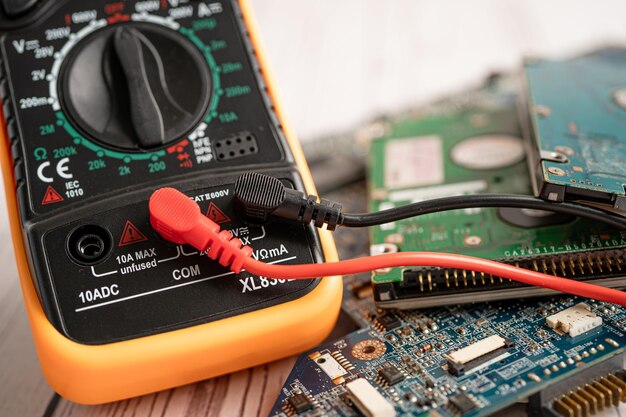 Multimeter elektronische digitale om de spanning van elektrische