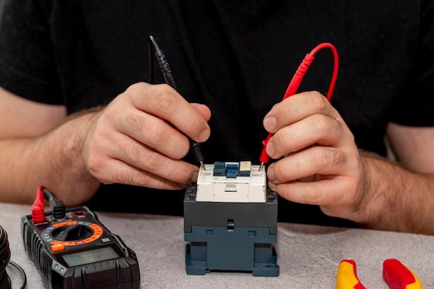 Multimeter in handen van elektriciens