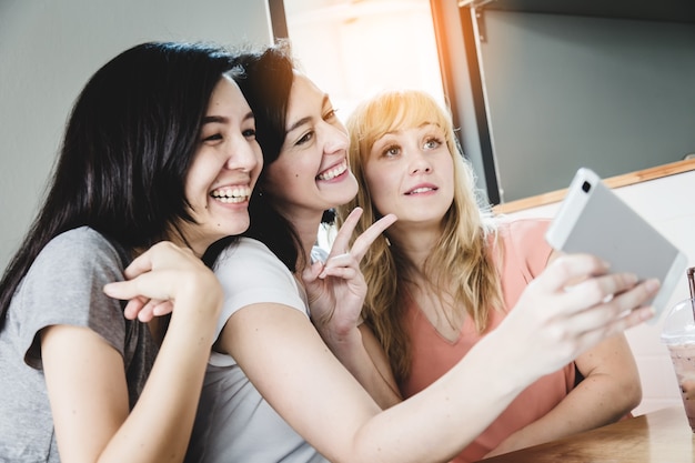 multinatie vriendschap met geluk moment selfie samen in coffeeshop achtergrond