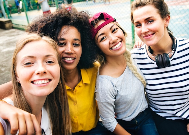 Ragazze multinazionali nel selfie del parco