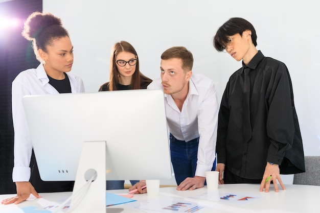 a multinational team works in the office