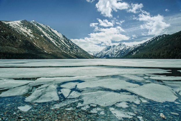 Multinskoe-meer met ijs in Altai-bergen Rusland