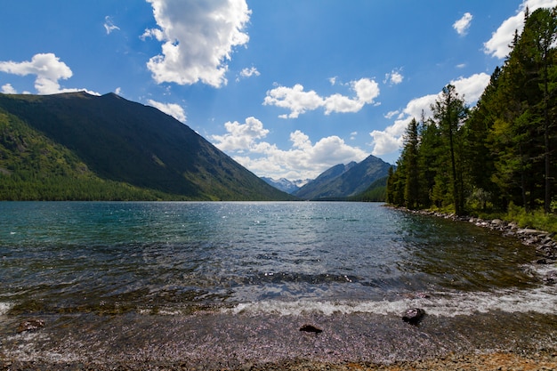 Laghi multinsky nelle montagne altai.