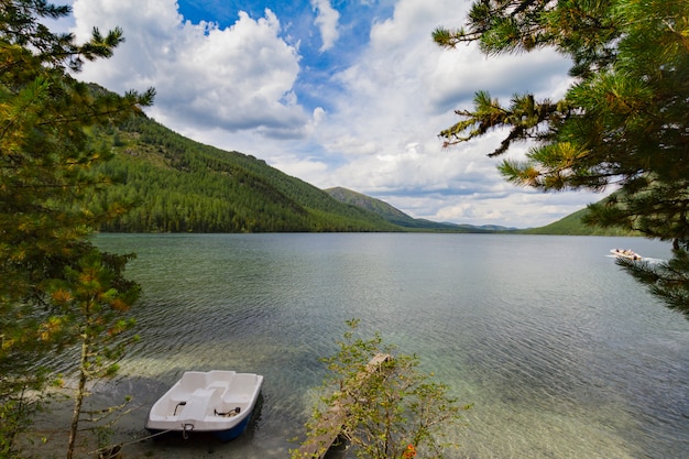 Foto laghi multinsky nelle montagne altai.