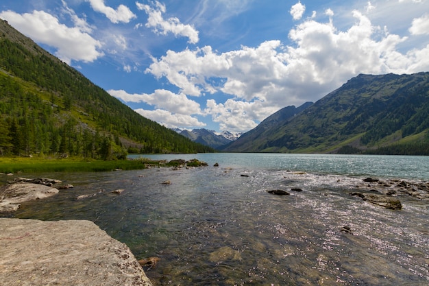 Multinsky meren in Altai-bergen.