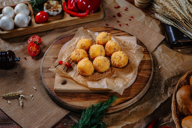 Più palline di formaggio impanate che si trovano sul tavolo del ristorante vista dall'alto