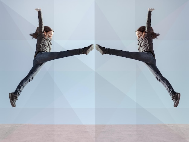 Foto immagine multiple di una giovane donna giocosa che salta contro il muro