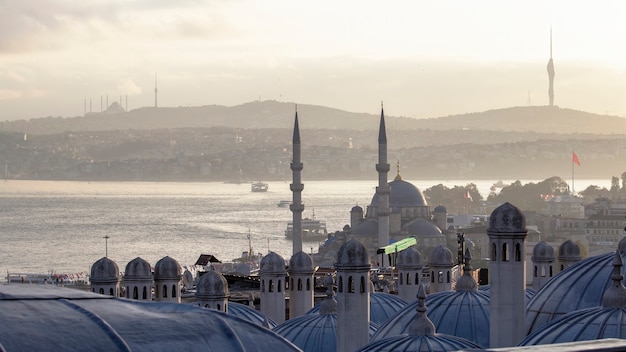 複数のモスク、ボスポラス海峡、地平線上に見えるテレビ塔、トルコ、イスタンブールの丘の上にある建物