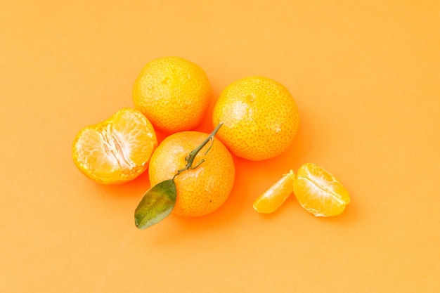 Multiple small tangerines on a monochromatic background