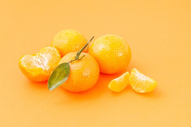 Multiple small tangerines on a monochromatic background