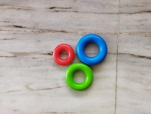 Photo multiple toy rings with different colors and sizes on the floor