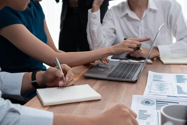 Multiraciaal analistenteam gebruikt BI-dashboardgegevens om financieel rapport op vergadertafel te analyseren Groep diverse zakenmensen gebruiken data-analyse door FIntech voor succes zakelijke marketing Concord