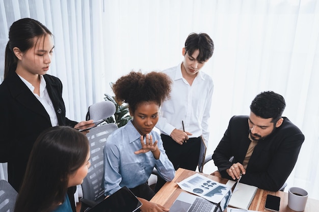 Multiraciaal analistenteam gebruikt BI-dashboardgegevens om financieel rapport op vergadertafel te analyseren Groep diverse zakenmensen gebruiken data-analyse door FIntech voor zakelijke marketingbeslissingen Concord