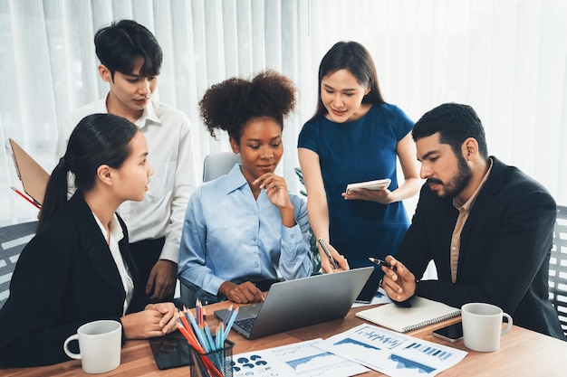 Multiraciaal analistenteam gebruikt BI-dashboardgegevens om financieel rapport op vergadertafel te analyseren Groep diverse zakenmensen gebruiken gegevensanalyse door FIntech voor succesvolle zakelijke marketing Concord