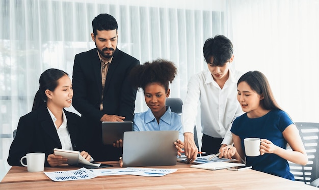 Multiraciaal analistenteam gebruikt BI-dashboardgegevens om financieel rapport op vergadertafel te analyseren Groep diverse zakenmensen gebruiken gegevensanalyse door FIntech voor succesvolle zakelijke marketing Concord