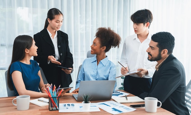 Multiraciaal analistenteam gebruikt BI-dashboardgegevens om financieel rapport op vergadertafel te analyseren Groep diverse zakenmensen gebruiken gegevensanalyse door FIntech voor succesvolle zakelijke marketing Concord