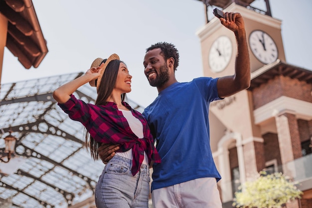 Multiraciaal paar dat selfie-foto neemt op actiecamera op straat