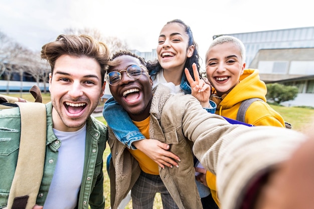 Multiraciaal studentenbedrijf dat selfie-portret maakt op de universiteitscampus