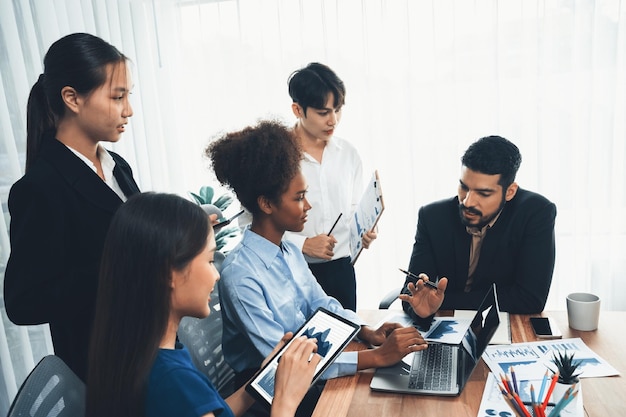 Multiracial analist team gebruik BI Fintech software om financiële gegevens te analyseren op de vergadertafel Financiële dashboard gegevens weergave op laptop scherm met geanalyseerde grafiek voor marketing indicatie Concord