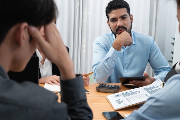 Multiracial-analistenteam gebruikt BI-dashboardgegevens om financieel verslag te analyseren op vergadertafel Groep van diverse zakenmensen maakt gebruik van gegevensanalyse door FIntech voor zakelijke marketingbeslissingen Concord