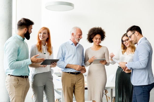 Photo multiracial business people standing in the office