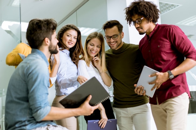 Photo multiracial businesspeople standing and disscusing in modern office