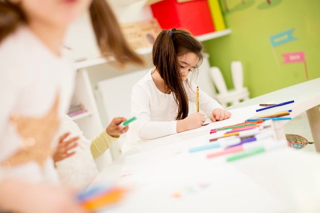 Foto bambini multirazziali che disegnano nella stanza dei giochi