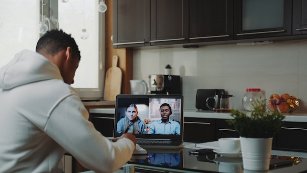 Многорасовые коллеги работают дома на карантине, делая общий видеозвонок с компьютера