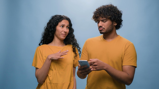 Foto coppia multirazziale uomo indiano donna ispanica shopping online negozio di telefoni cellulari scelta di merci in