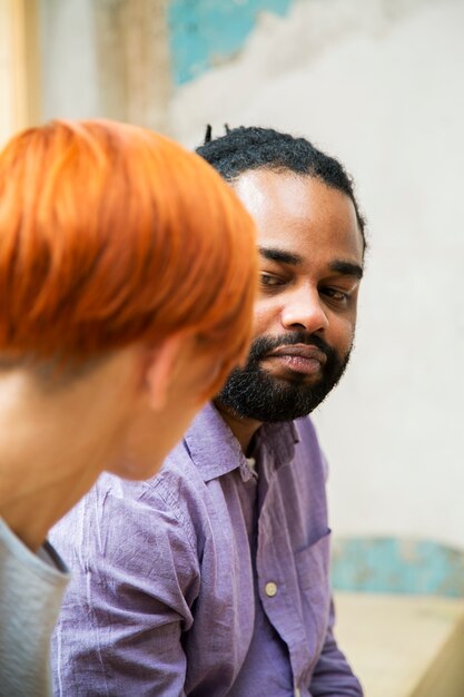 Photo multiracial couple talking