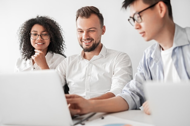 Photo multiracial coworkers analyzing data on laptop