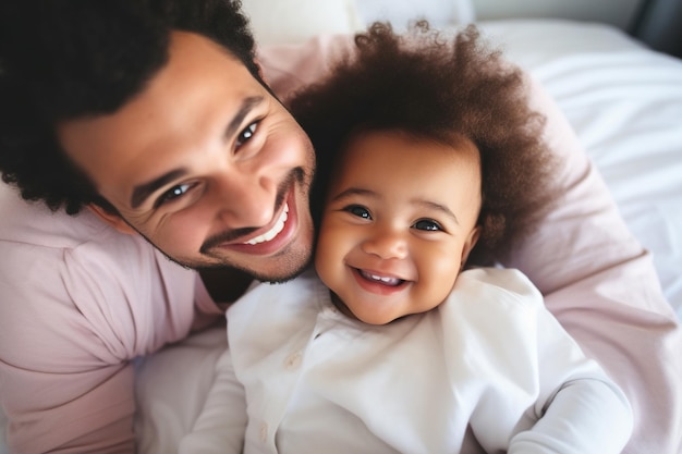 Multiracial diverse jonge familie echtpaar spelen met schattige baby kind in bed houden baby kind meisje Gelukkige multi-etnische ouders hebben plezier in de ochtend het opheffen van kleine dochter in de slaapkamer thuis