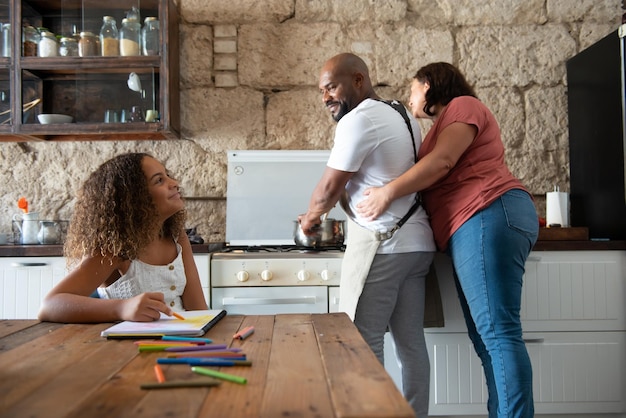 Foto famiglia multirazziale nella cucina della loro casa condividendo momenti insieme