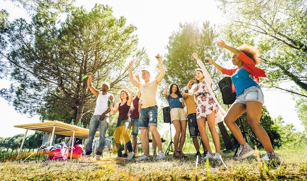 Amici multirazziali che si divertono alla festa in giardino pic nic barbecue