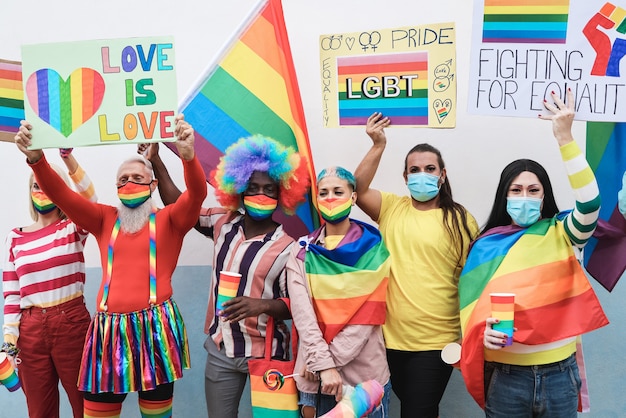 코로나 바이러스 발생 중 Lgbt 프라이드 이벤트에서 다인종 게이 사람들