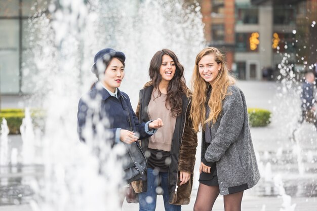 ロンドンで楽しんでいる女の子の多民族グループ