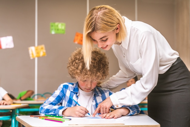 Gruppo multirazziale di bambini della scuola primaria