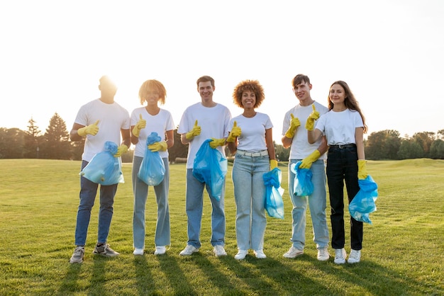 写真 ゴミ袋を持った手袋のボランティアがゴミとプラスチックを集める