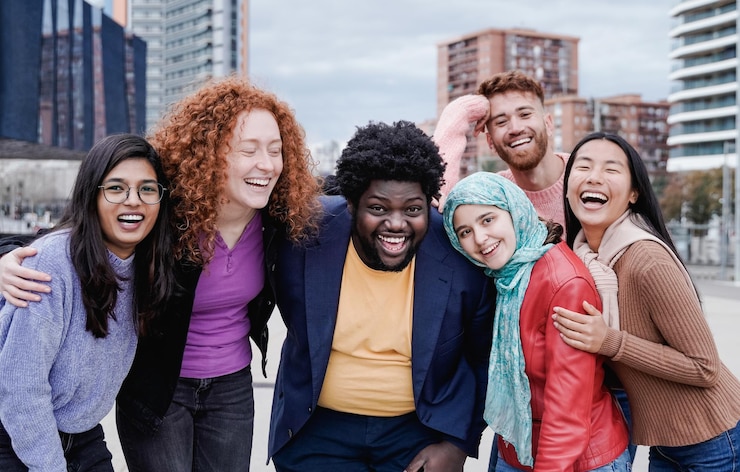 Photo multiracial happy friends having fun outdoor in city main focus on african curvy man