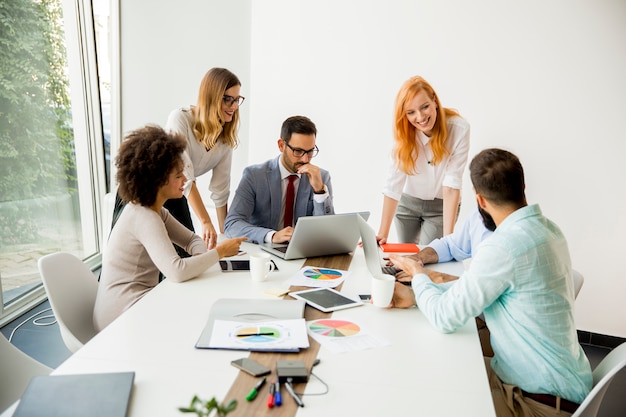 Multiraciale bedrijfsmensen die in bureau werken