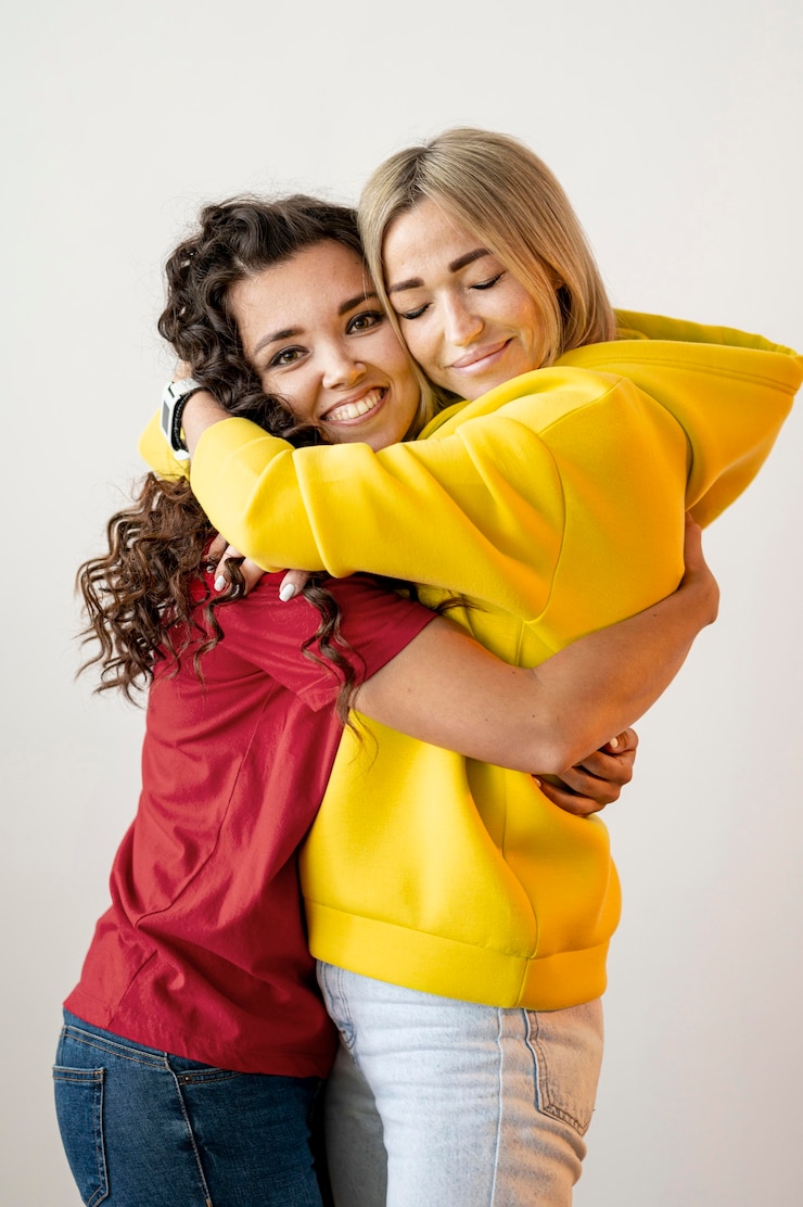 Foto multiraciale beste vrienden knuffelen