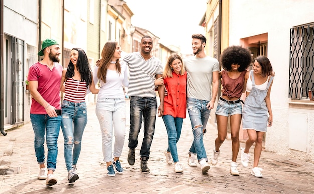 Multiraciale duizendjarige vrienden wandelen in het stadscentrum