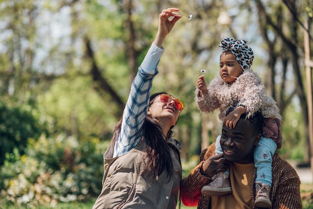 Foto multiraciale familie die plezier heeft in het park